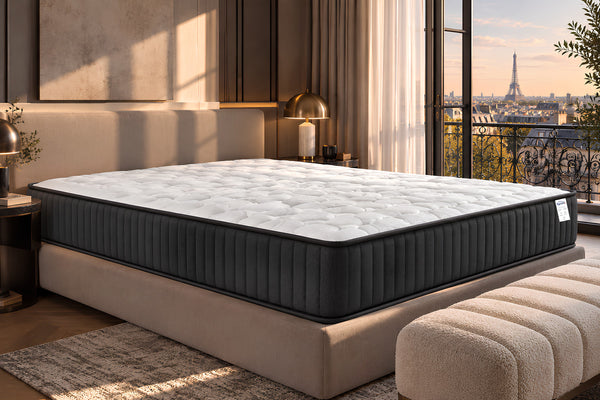 Matelas hybride Lyzza Essentiel 23 cm sur un lit, dans une chambre lumineuse